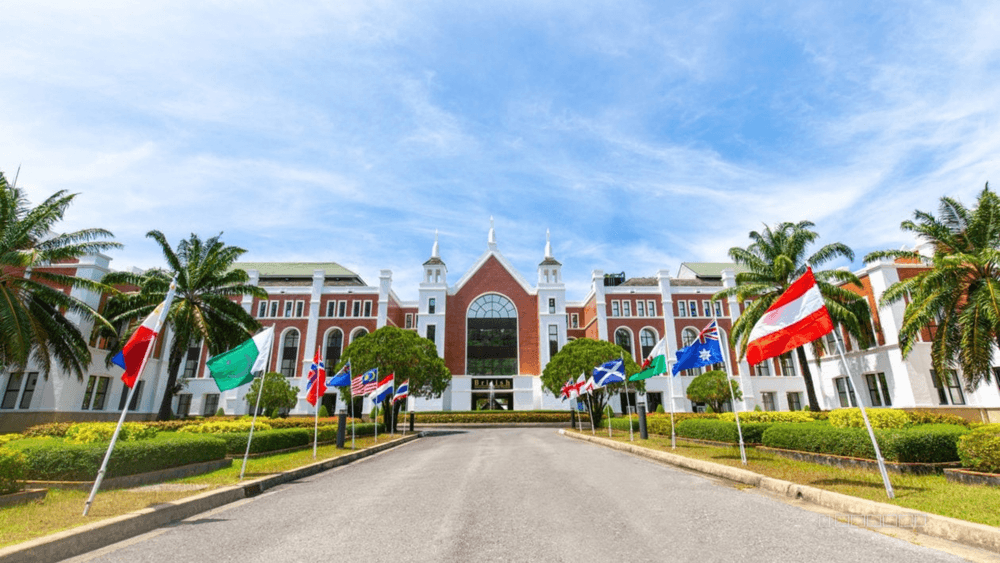 Главный вход в British International School Phuket