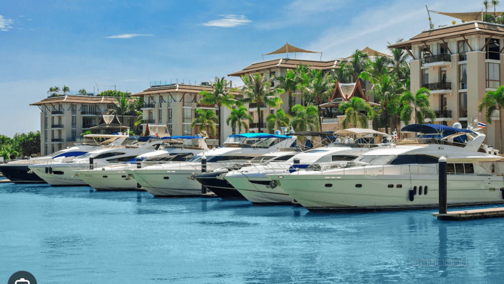 Яхты у причалов Royal Phuket Marina на фоне прибрежных жилых зданий