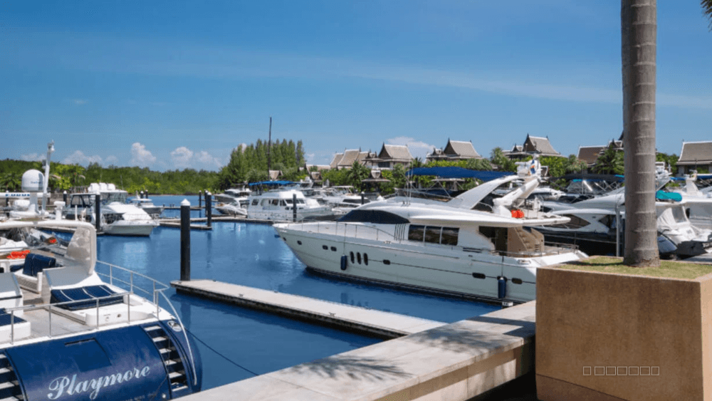 Зона хранения и обслуживания яхт на суше в Royal Phuket Marina