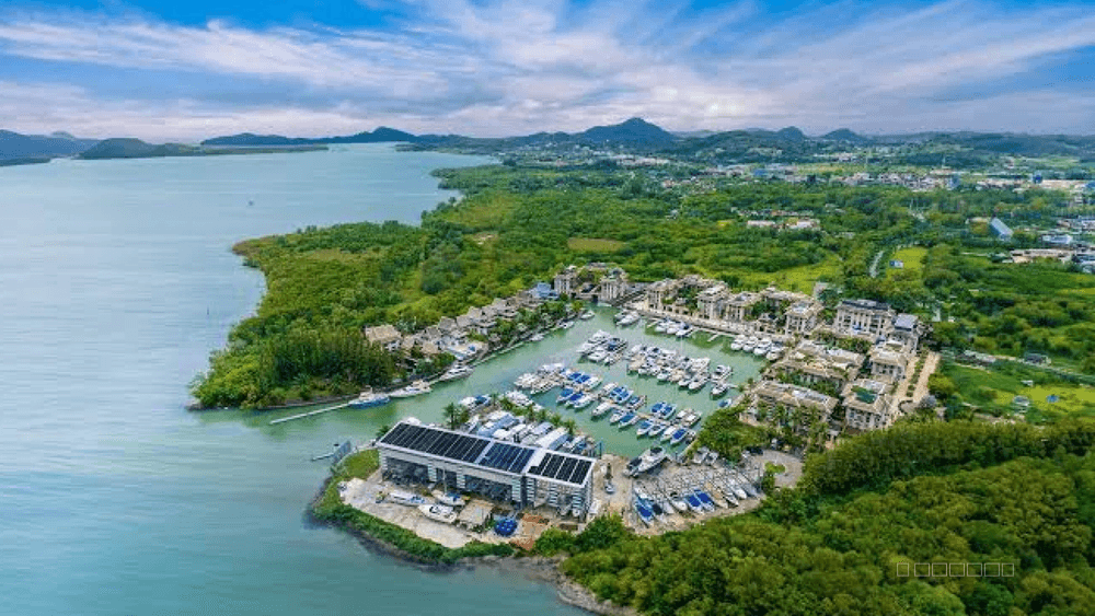 Вид с воздуха на Royal Phuket Marina и яхтенные причалы